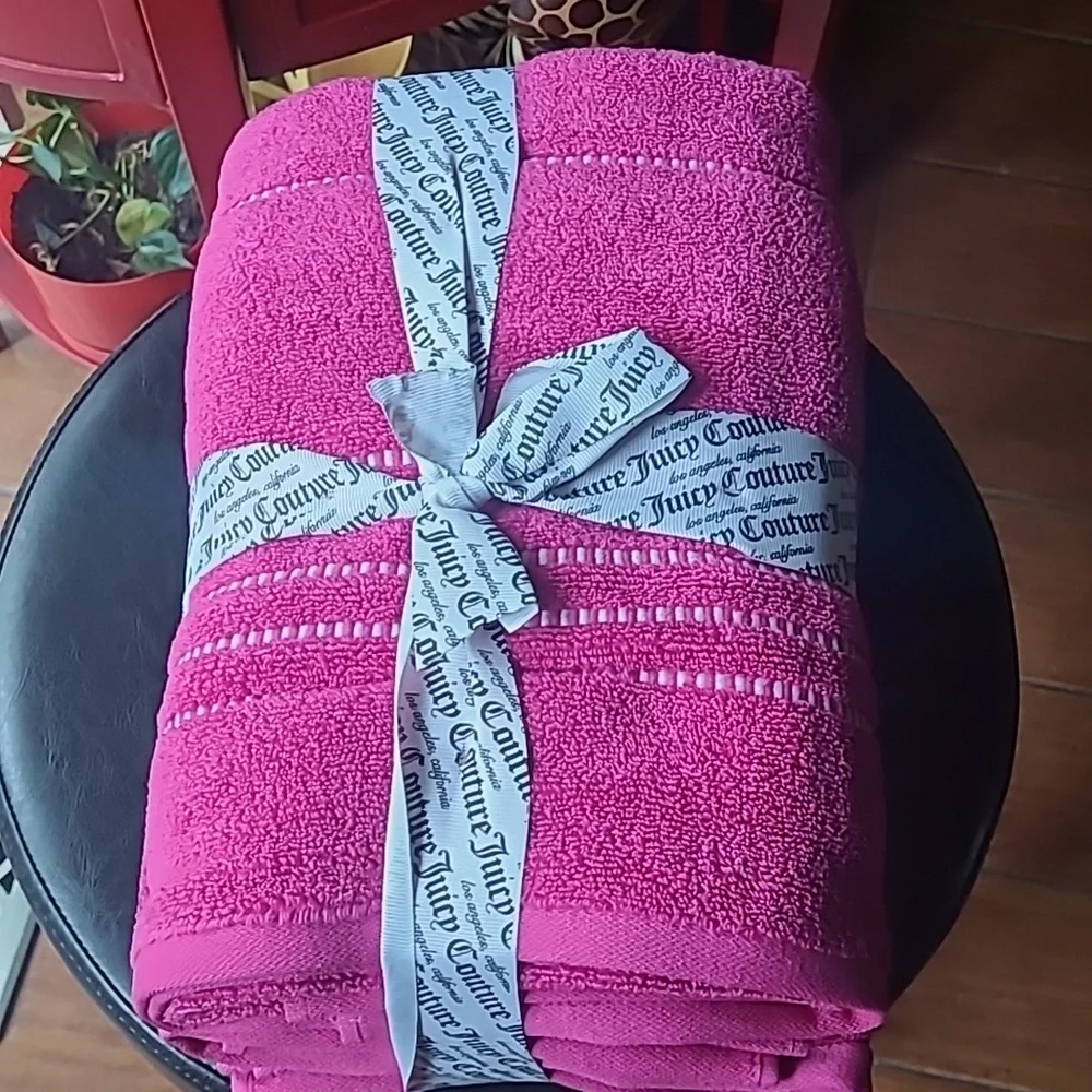 Juicy Couture Bath Towel Set